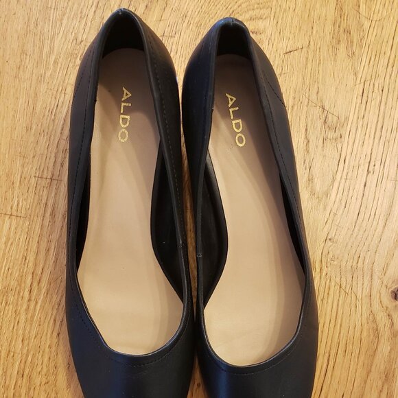 Aldo Black Full Leather Shoe with 1.5 inch Rose Gold Heels in size 9 - Picture 3 of 9